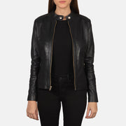 
Perspetiva vestida de Rave Brown Leather Biker Jacket no modelo com caimento natural à luz do dia