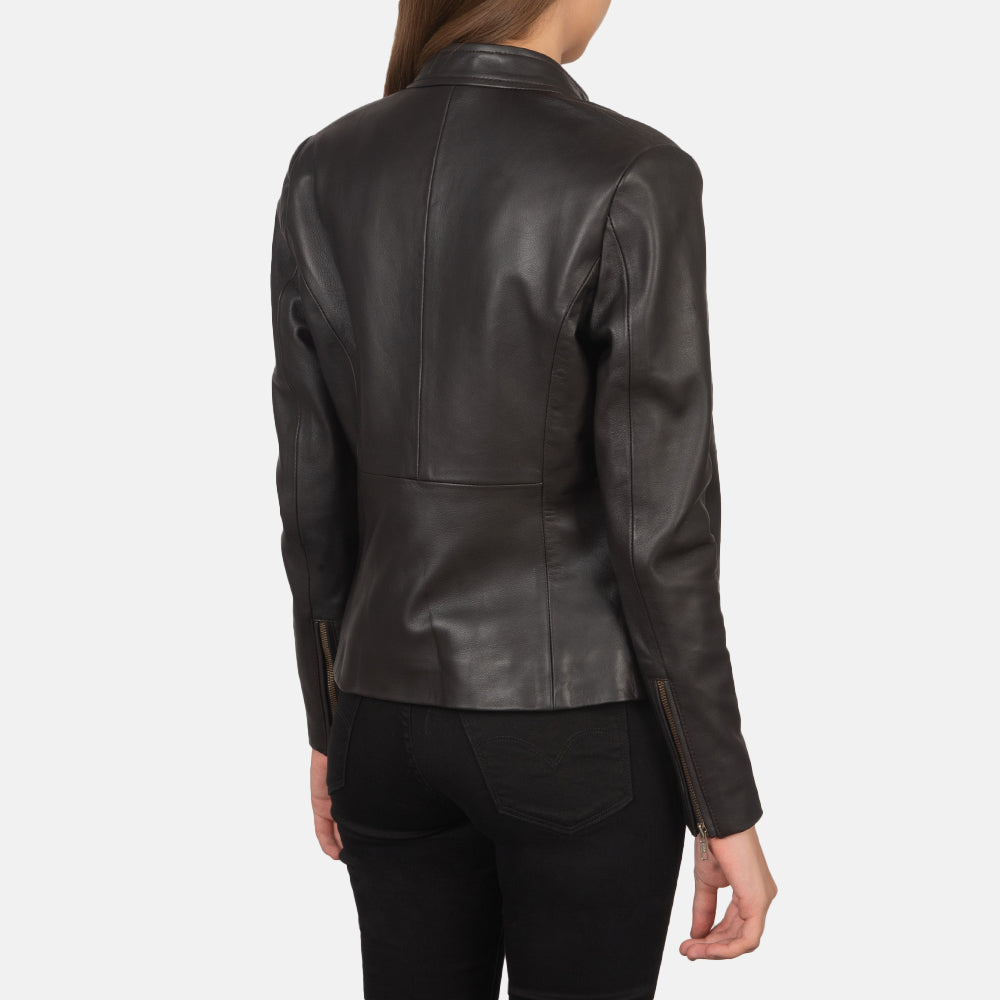 
Pormenor da gola com botão de pressão e fechos em Rave Brown Leather Biker Jacket