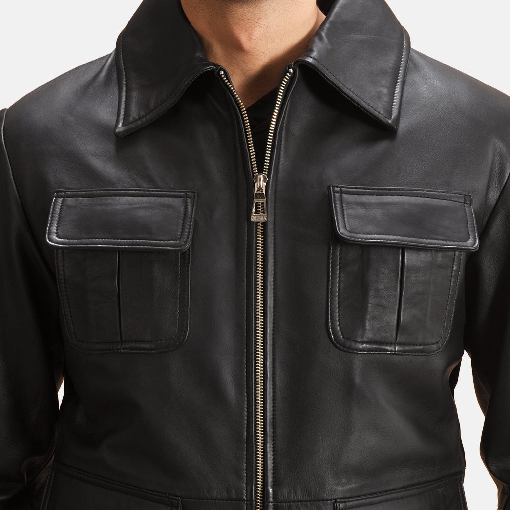 
Raven Preto Jaqueta de Couro para Homem - Vista lateral mostrando o corte ergonómico de mangas