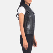
Black Sheepskin Leather Biker Jacket - Vista traseira com ombros definidos e bainha impecável