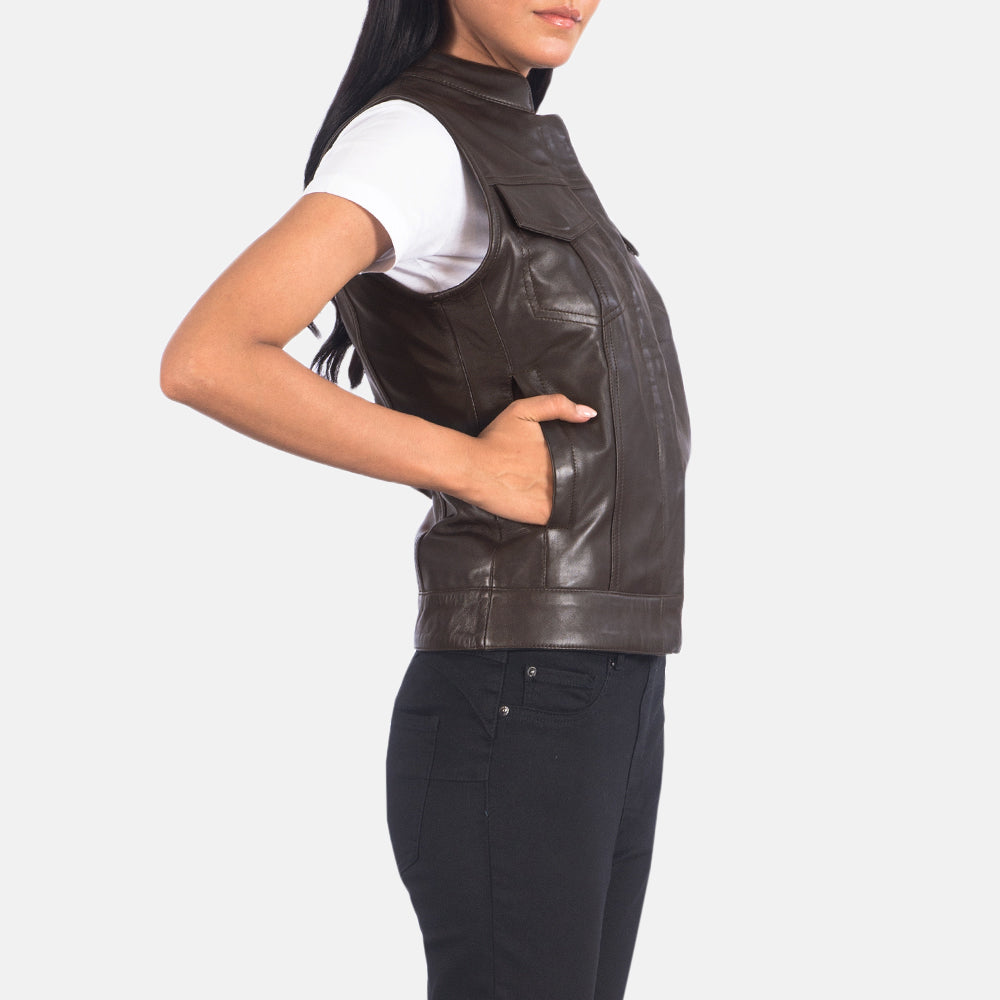 
Brown Sheepskin Leather Biker Jacket - Vista traseira com ombros definidos e bainha impecável