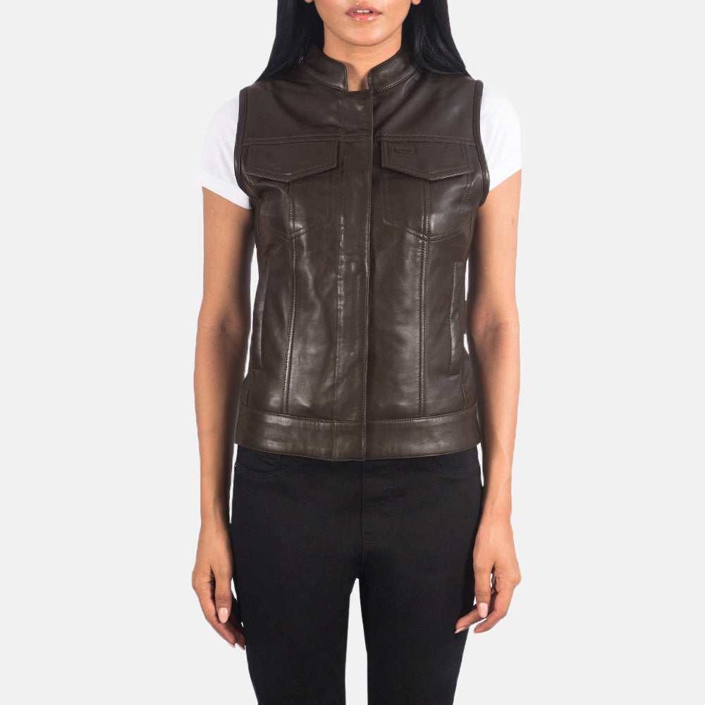 
Vista detalhada of Band & Zipper with Button Flap Hardware on Rayne Moto Castanho Colete em Couro para Mulher