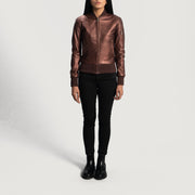 Close-Up Detail of Varsity &amp; Zipper Hardware on Women's Reida Bordô Blusão Bomber de Couro para Mulher