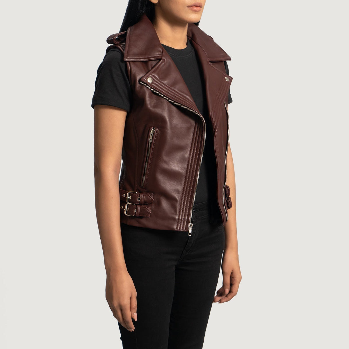 
Rhonda Bordô Leather Biker Vest para Mulher - Vista lateral mostrando o corte ergonómico de mangas