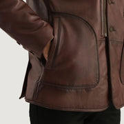 
Rocky Castanho Fur Casaco em Couro para Homem - Vista lateral mostrando o corte ergonómico de mangas