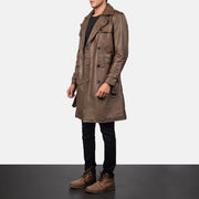 
Mocha Brown Calfskin Leather Trench Coat - Vista traseira com ombros definidos e bainha impecável
