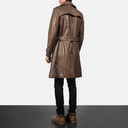 
Royson Castanho Leather Duster Casaco em Couro para Homem - Vista lateral mostrando o corte ergonómico de mangas