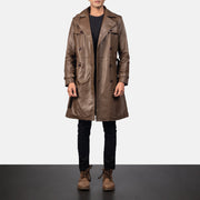 
Vista detalhada of Shirt & Heavy-Duty Zipper Hardware on Royson Castanho Leather Duster Casaco em Couro para Homem