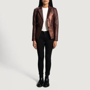 Close-Up Detail of Notch &amp; Button Hardware on Women's Ruby Metallic Bordô Blazer de Couro de Couro para Mulher