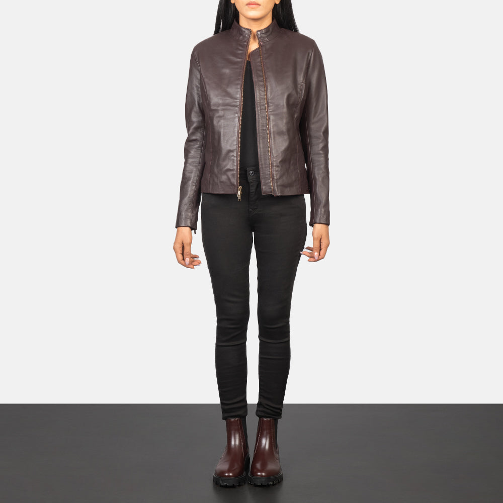 
Rumella Maroon Leather Biker Jacket - Vista lateral mostrando o corte ergonómico de mangas