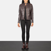 
Rumella Maroon Leather Biker Jacket - Vista lateral mostrando o corte ergonómico de mangas