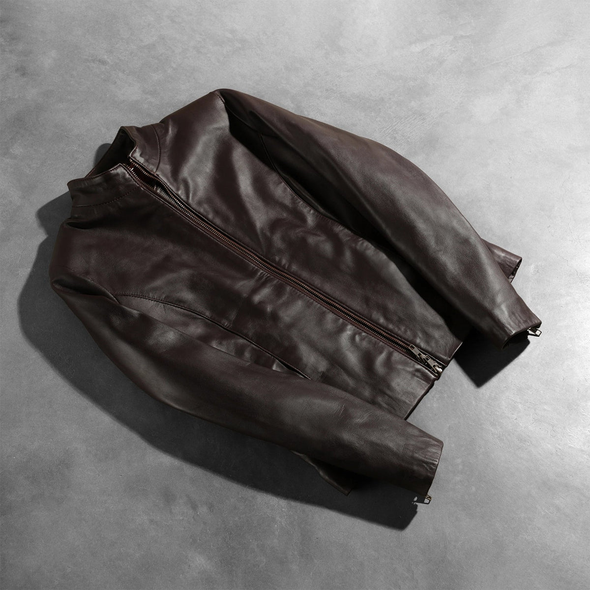 
Pormenor de alfaiataria da bainha em Rumella Maroon Leather Biker Jacket