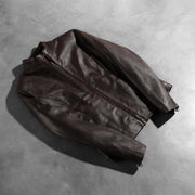 
Pormenor de alfaiataria da bainha em Rumella Maroon Leather Biker Jacket