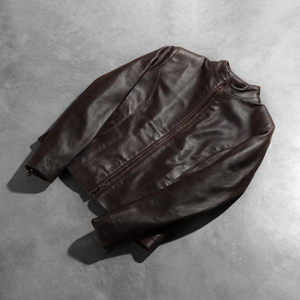 
Perspetiva vestida de Rumella Maroon Leather Biker Jacket no modelo com caimento natural à luz do dia
