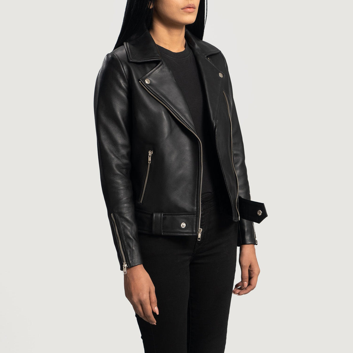 
Perspetiva vestida de Rumy Maroon Leather Biker Jacket no modelo com caimento natural à luz do dia