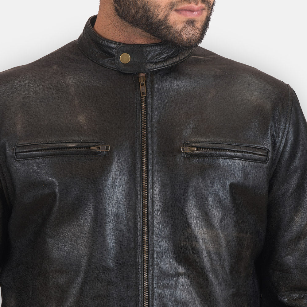 
Pormenor da gola com botão de pressão e fechos em Rustic Black Leather Biker Jacket
