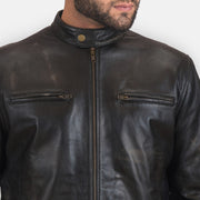
Pormenor da gola com botão de pressão e fechos em Rustic Black Leather Biker Jacket