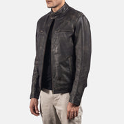 
Perspetiva vestida de Rustic Black Leather Biker Jacket no modelo com caimento natural à luz do dia