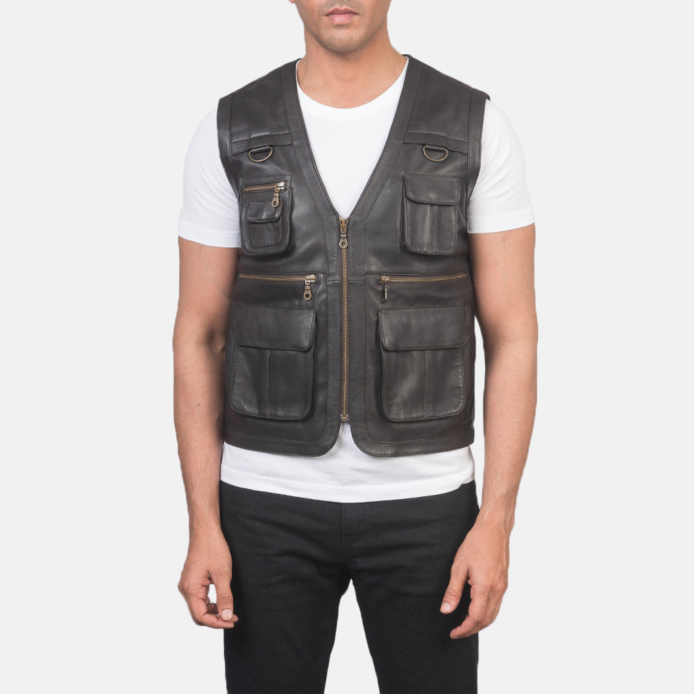 
Vista detalhada of Classic Collar & Zipper Hardware on Safari Castanho Colete em Couro para Homem