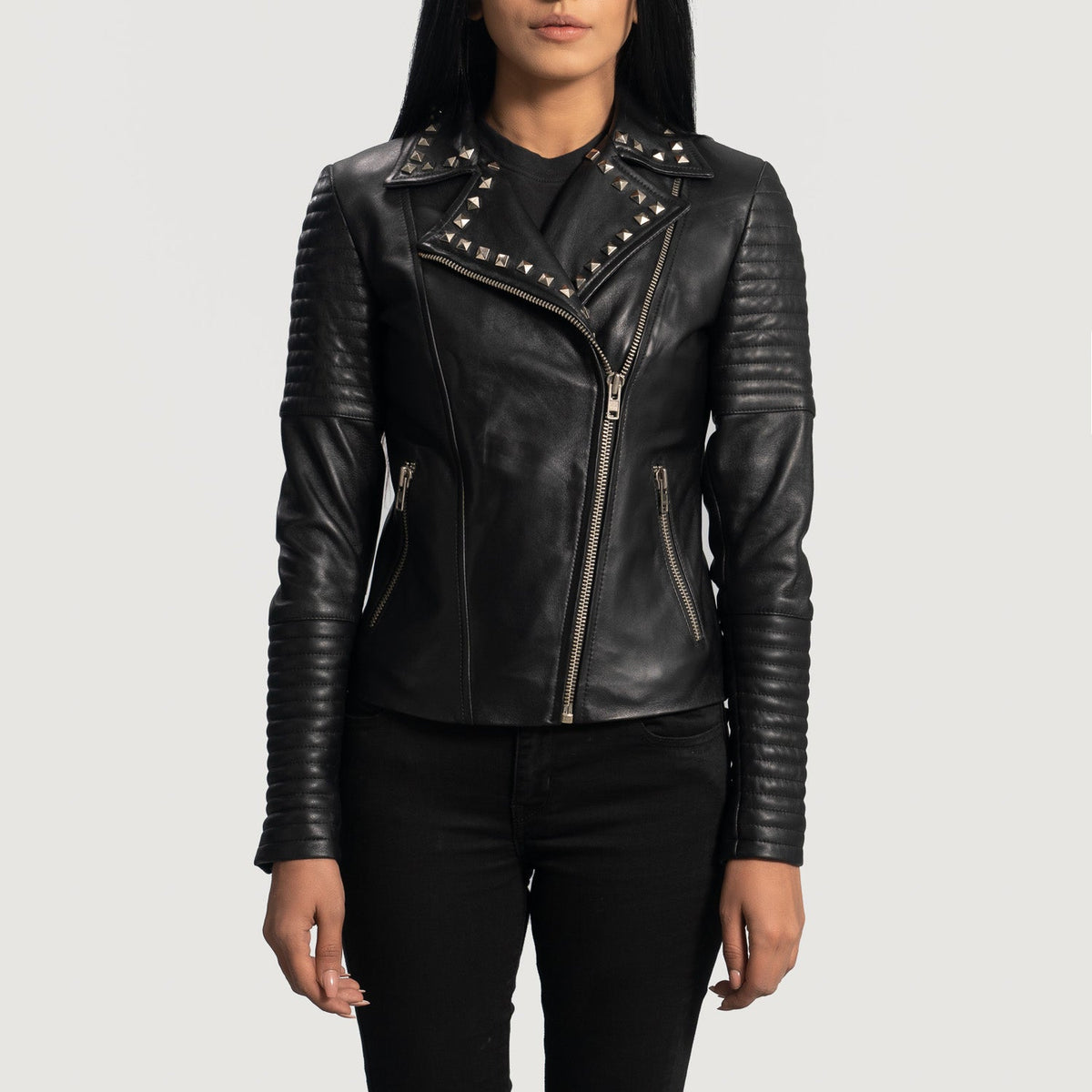 
Sally Mae com Tachas Preto Jaqueta Biker de Couro para Mulher in Black Sheepskin Leather - Vista frontal e silhueta ajustada | Comprar online