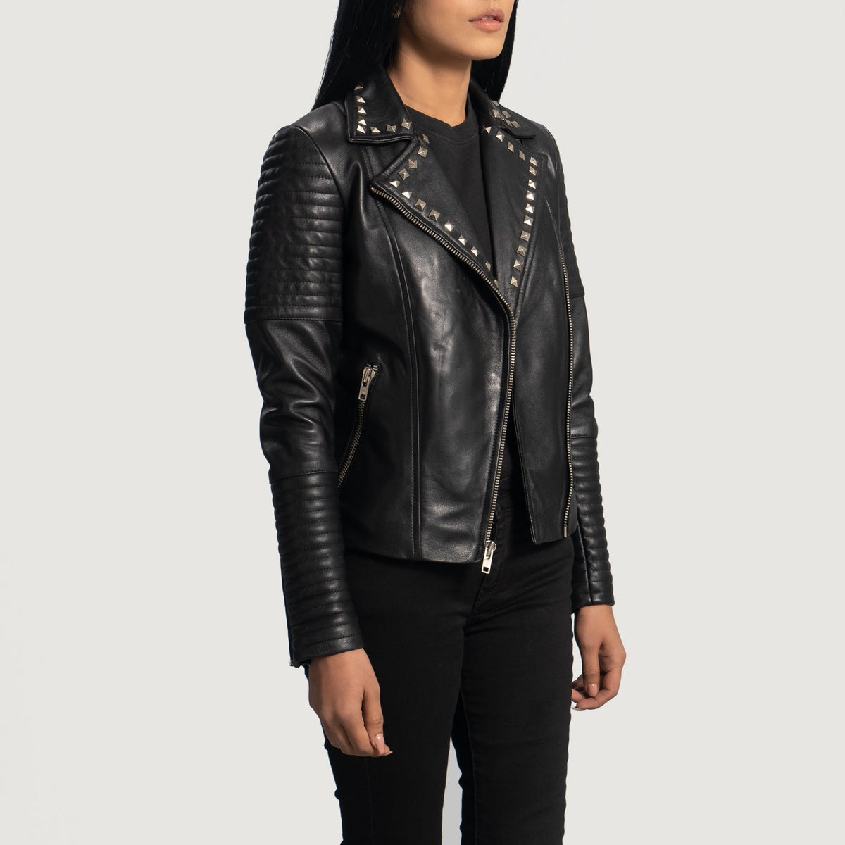 
Black Sheepskin Leather Biker Jacket - Vista traseira com ombros definidos e bainha impecável