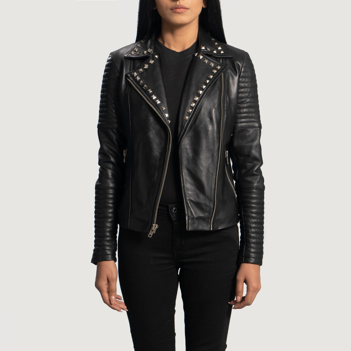 
Sally Mae com Tachas Preto Jaqueta Biker de Couro para Mulher - Vista lateral mostrando o corte ergonómico de mangas