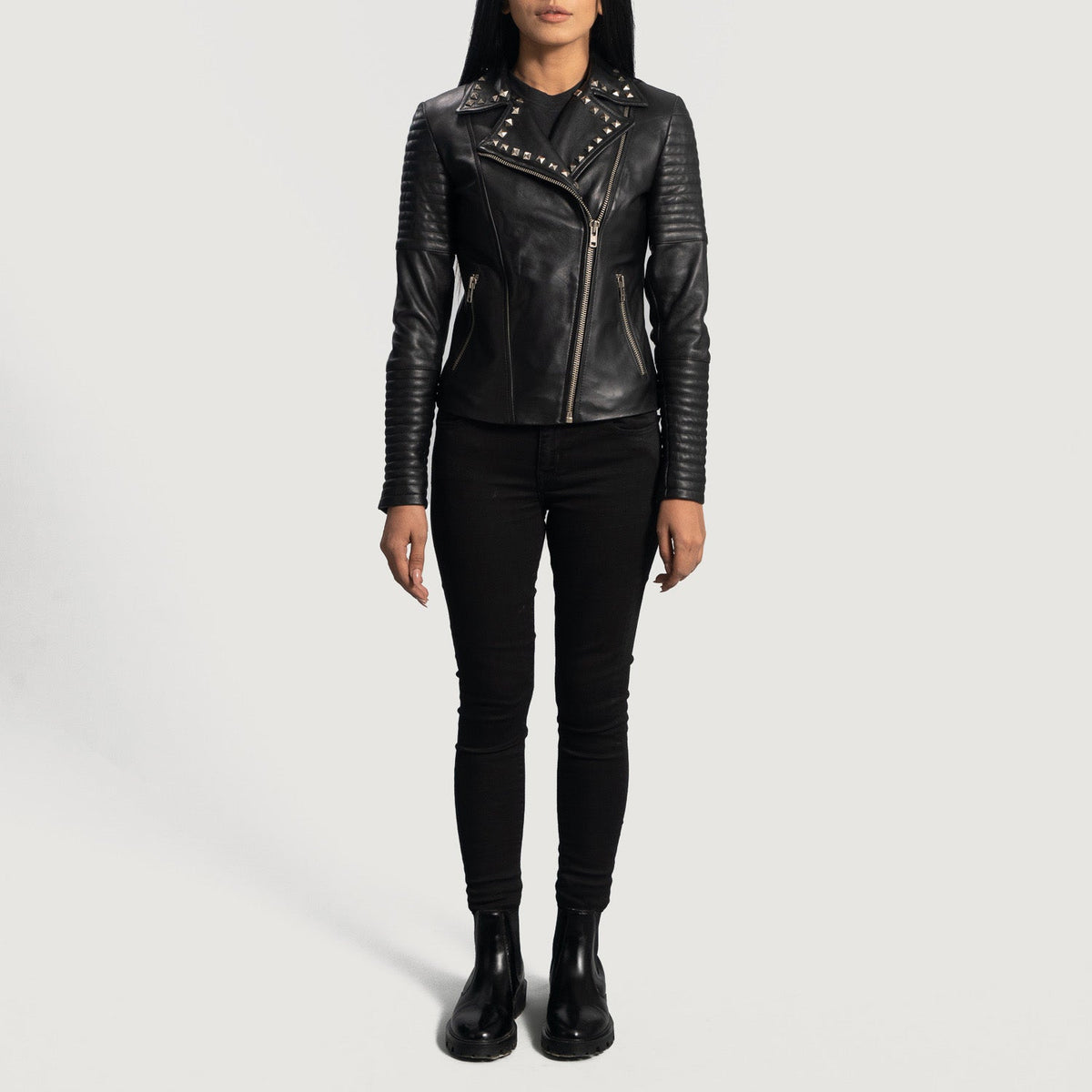 
Vista detalhada of Notch & Zipper Hardware on Sally Mae com Tachas Preto Jaqueta Biker de Couro para Mulher
