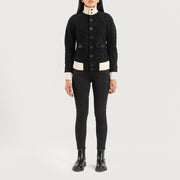 
Sasha A1 Black Suede Bomber Jacket - Vista lateral mostrando o corte ergonómico de mangas
