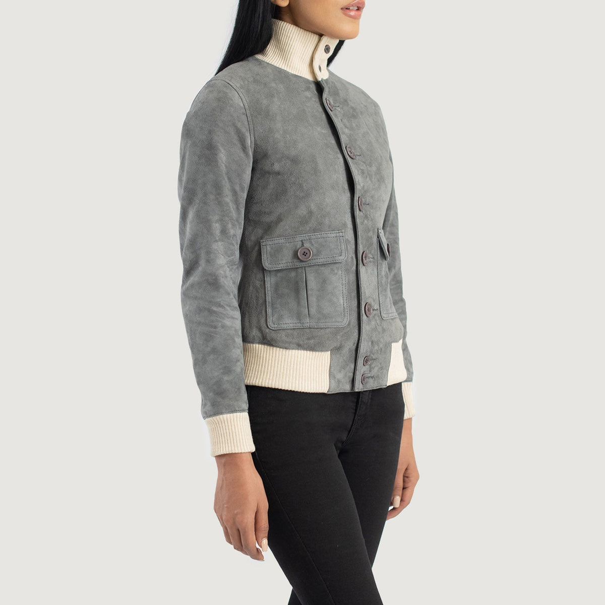 
Perspetiva vestida de Sasha A1 Black Suede Bomber Jacket no modelo com caimento natural à luz do dia