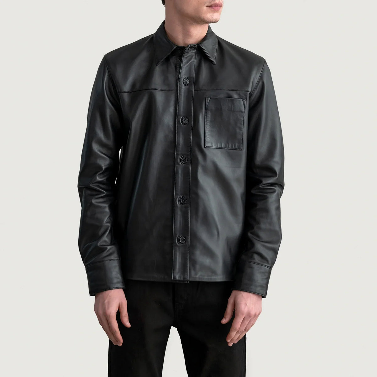 Scout Preto Leather Shirt para Homem - Lateral Side Profile View Showing Sleeve Cut &amp; Athletic Taper Fit
