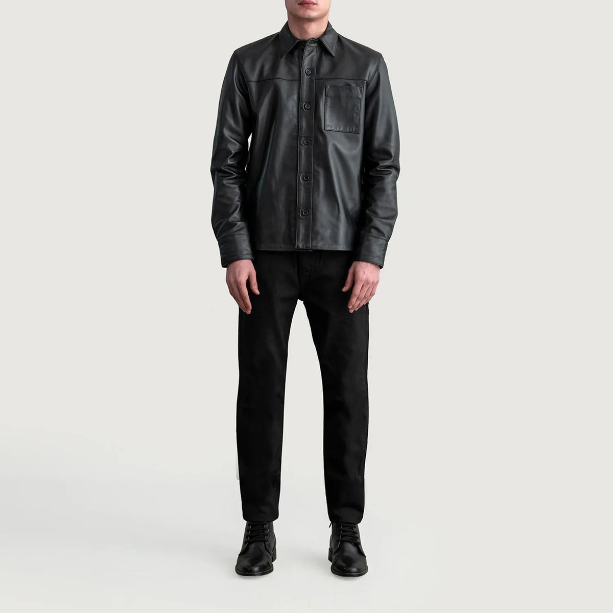 Close-Up Detail of Shirt &amp; Buttons Hardware on Scout Preto Leather Shirt para Homem