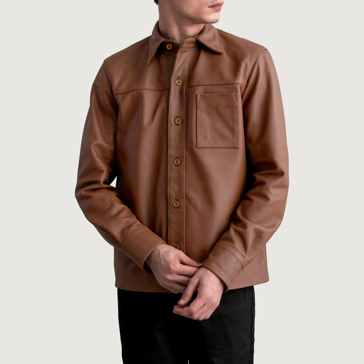 Scout Matte Castanho Leather Shirt para Homem - Lateral Side Profile View Showing Sleeve Cut &amp; Athletic Taper Fit