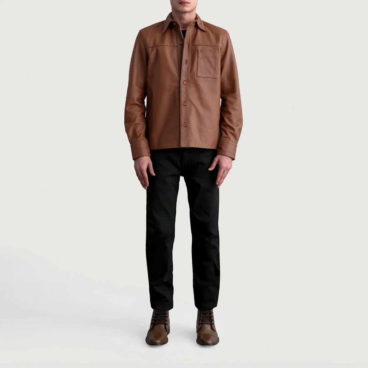 Close-Up Detail of Shirt &amp; Buttons Hardware on Scout Matte Castanho Leather Shirt para Homem
