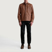 Close-Up Detail of Shirt &amp; Buttons Hardware on Scout Matte Castanho Leather Shirt para Homem