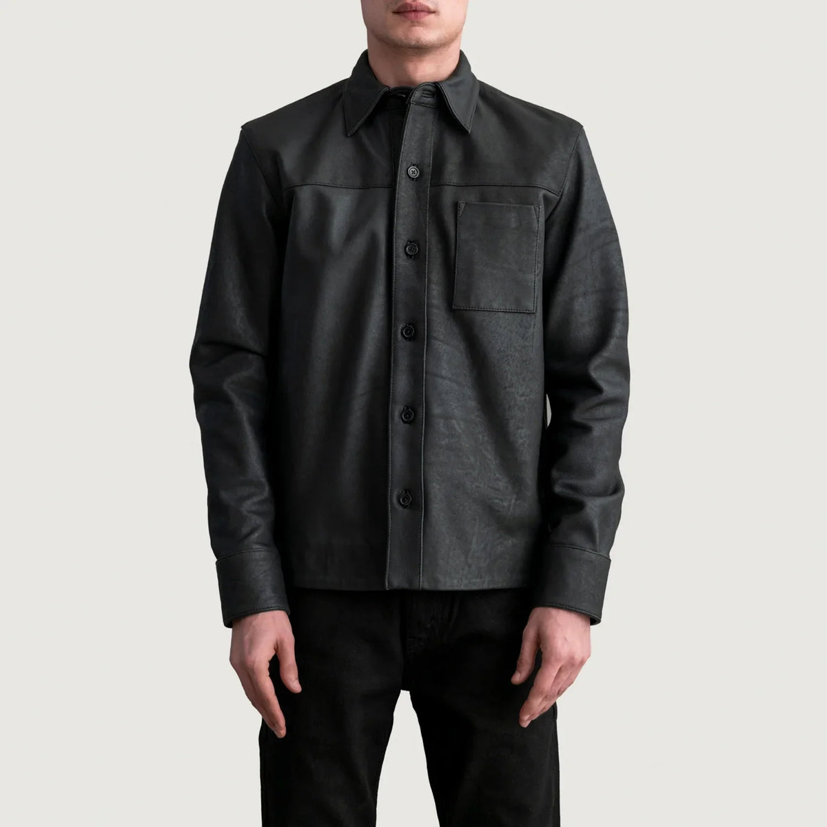 
Scout Tumbled Preto Leather Shirt para Homem - Vista lateral mostrando o corte ergonómico de mangas