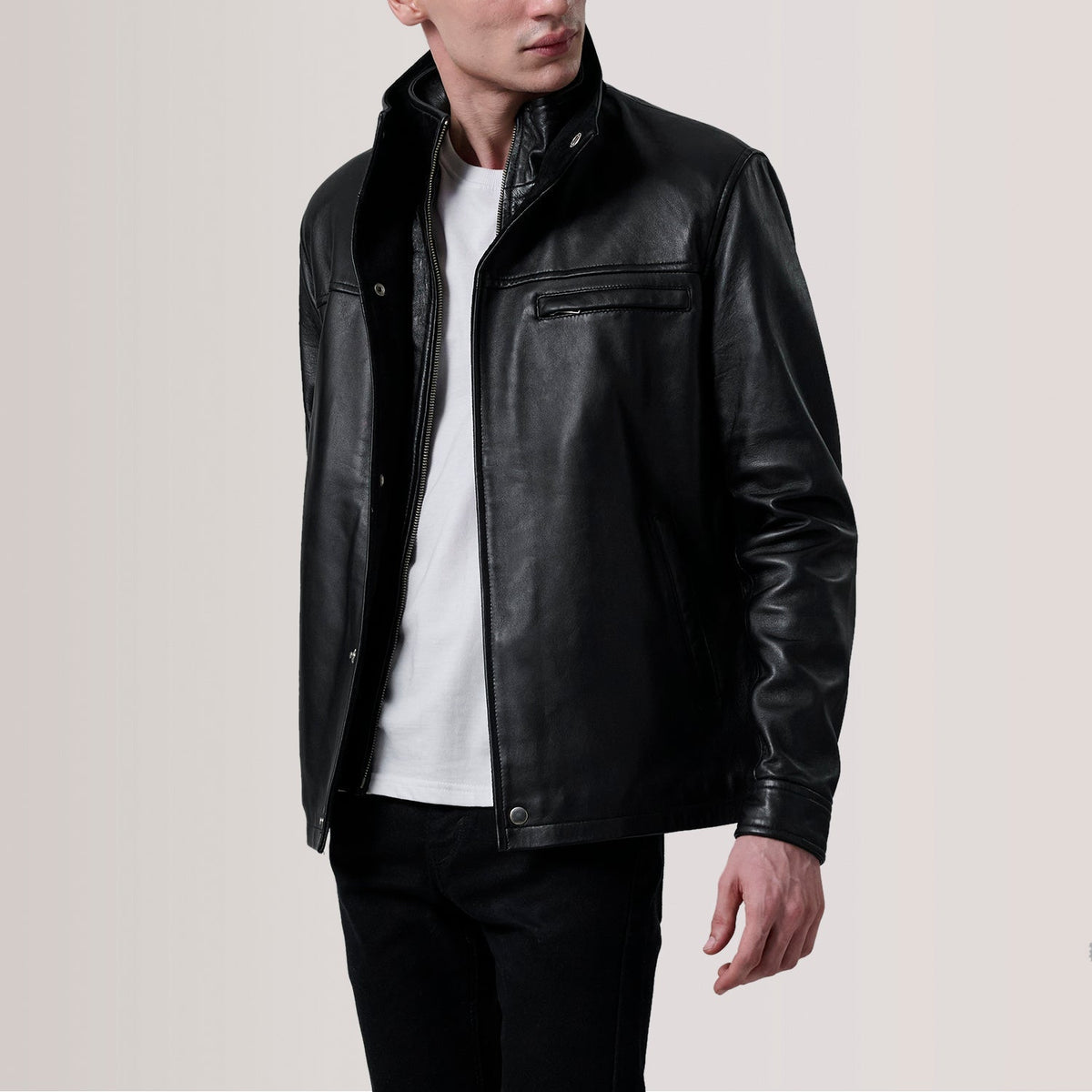 Sean Preto Leather Classic Blusão de Couro para Homem For Men in Black Sheepskin Leather - Front Profile View &amp; Tailored Silhouette | Buy Online