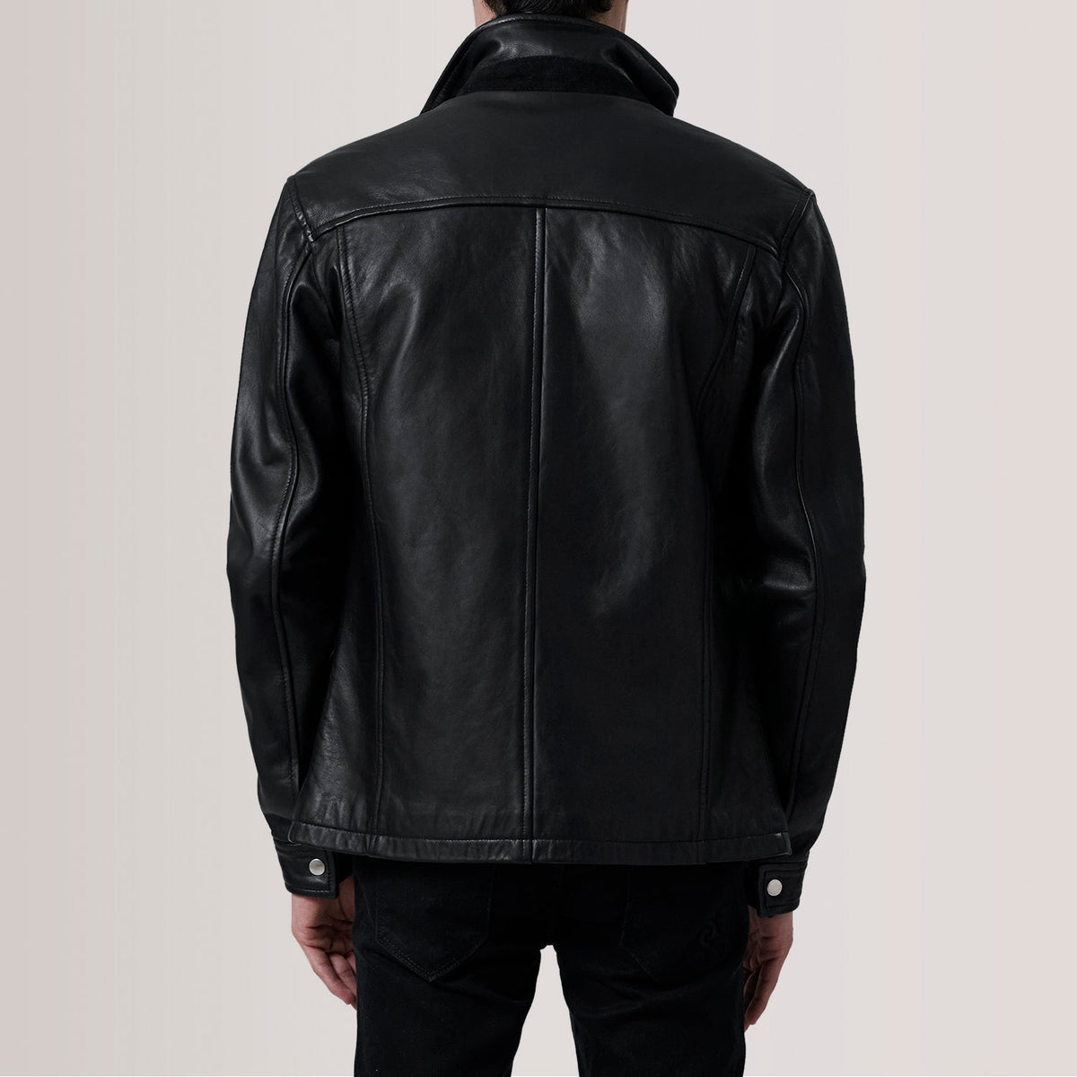 Close-Up Detail of Shirt &amp; Zipper Hardware on Sean Preto Leather Classic Blusão de Couro para Homem For Men