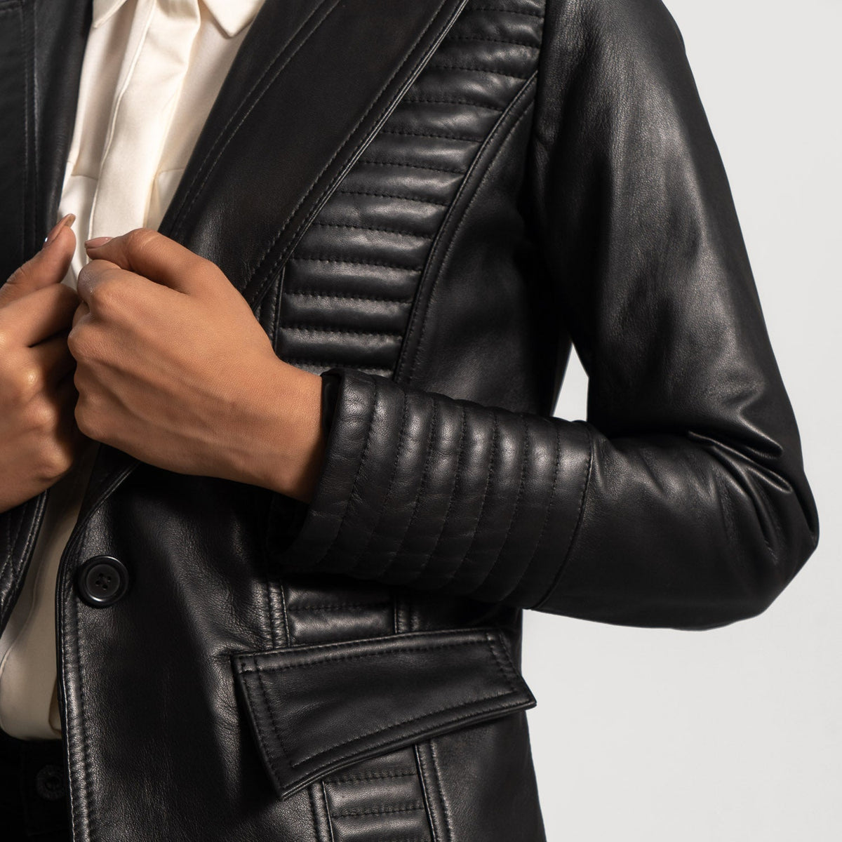 Women's Selina Preto Blazer de Couro de Couro para Mulher - Lateral Side Profile View Showing Sleeve Cut &amp; Athletic Taper Fit