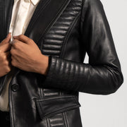 Women's Selina Preto Blazer de Couro de Couro para Mulher - Lateral Side Profile View Showing Sleeve Cut &amp; Athletic Taper Fit