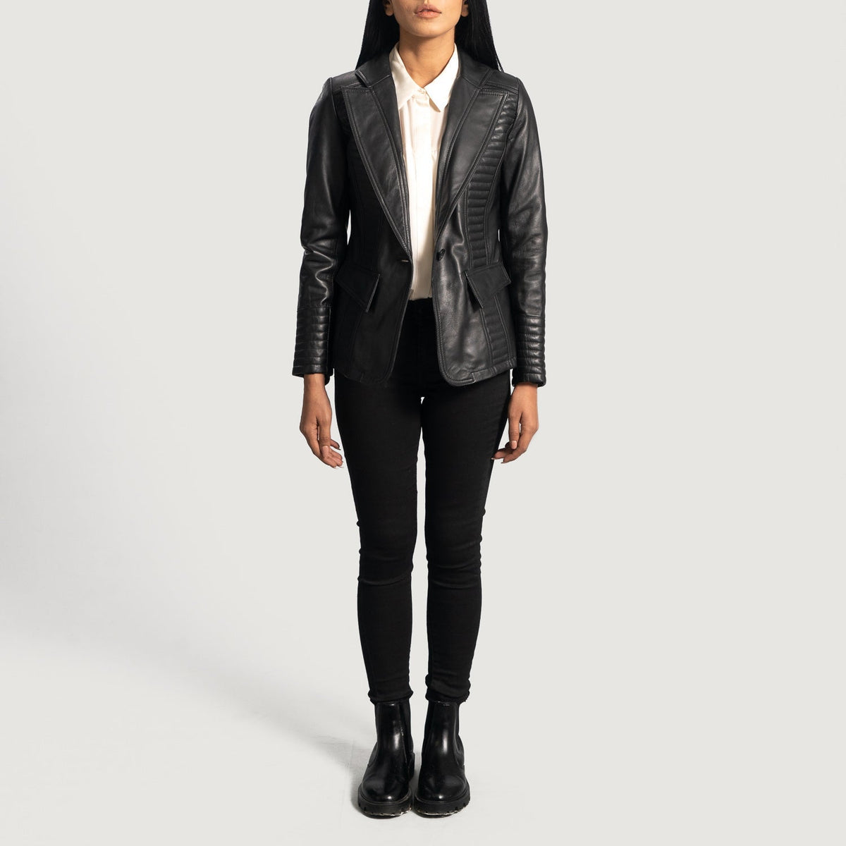 Close-Up Detail of Notch &amp; Button Hardware on Women's Selina Preto Blazer de Couro de Couro para Mulher