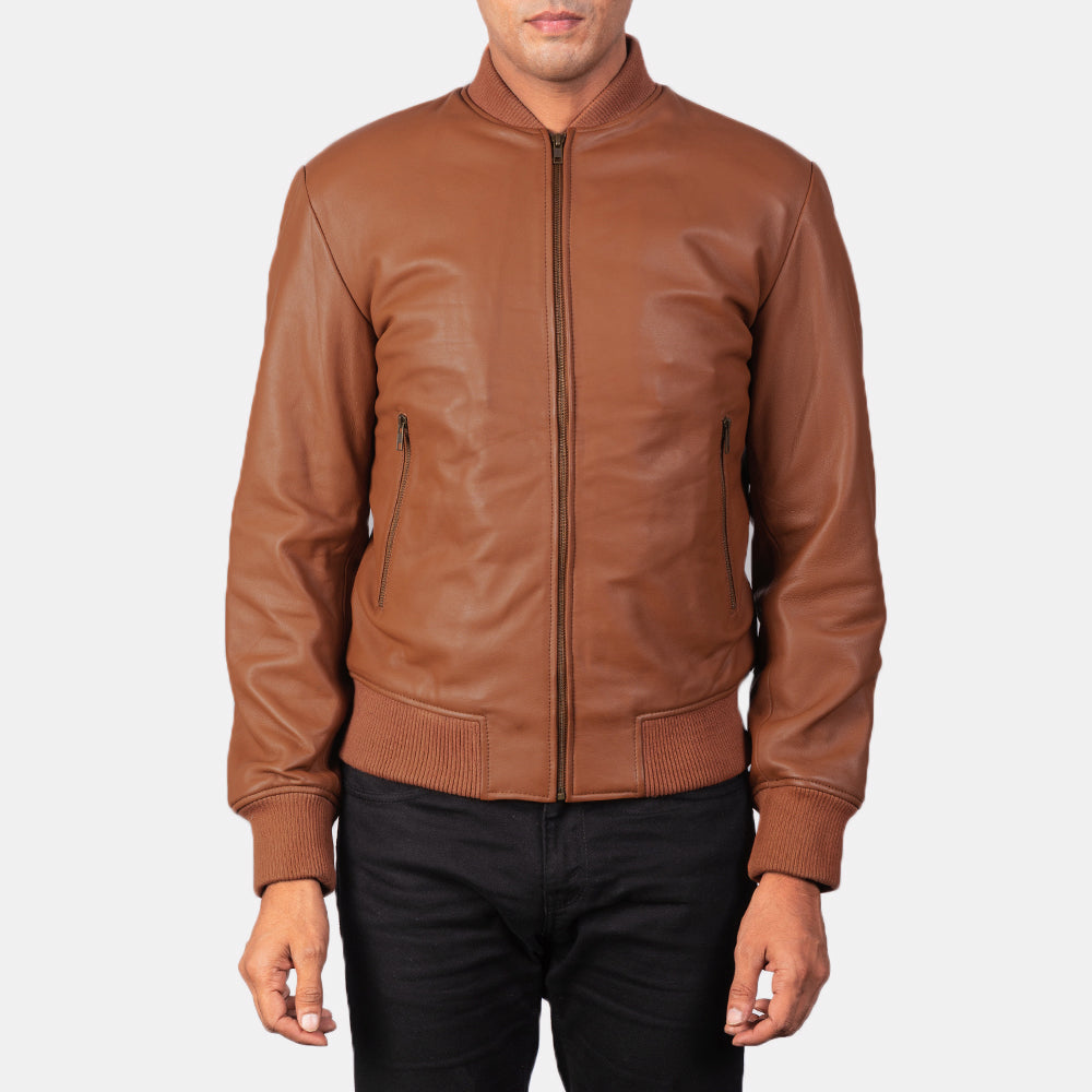 Close-Up Detail of Varsity &amp; Zipper Hardware on Men's Shane Castanho Blusão Bomber de Couro para Homem