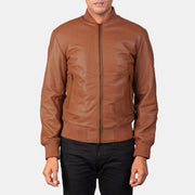 Close-Up Detail of Varsity &amp; Zipper Hardware on Men's Shane Castanho Blusão Bomber de Couro para Homem