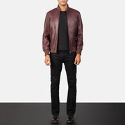 Men's Shane Bordô Blusão Bomber de Couro para Homem - Lateral Side Profile View Showing Sleeve Cut &amp; Athletic Taper Fit