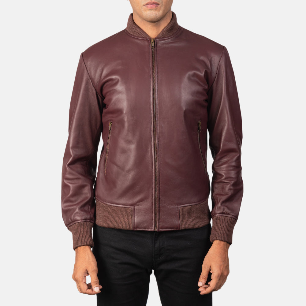 Close-Up Detail of Varsity &amp; Zipper Hardware on Men's Shane Bordô Blusão Bomber de Couro para Homem