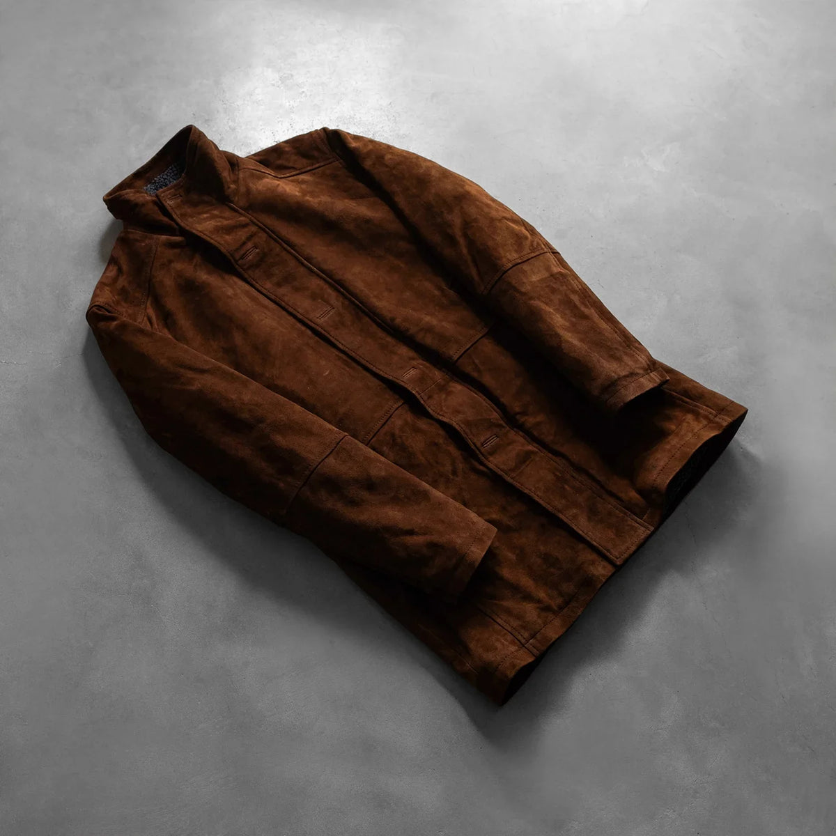 Open hem &amp; Hem Craftsmanship Construction Detail on Men's Sheriff Castanho Blusão de Camurça para Homem