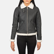 
Perspetiva vestida de Sherilyn B-3 Distressed Black Leather Bomber Jacket no modelo com caimento natural à luz do dia