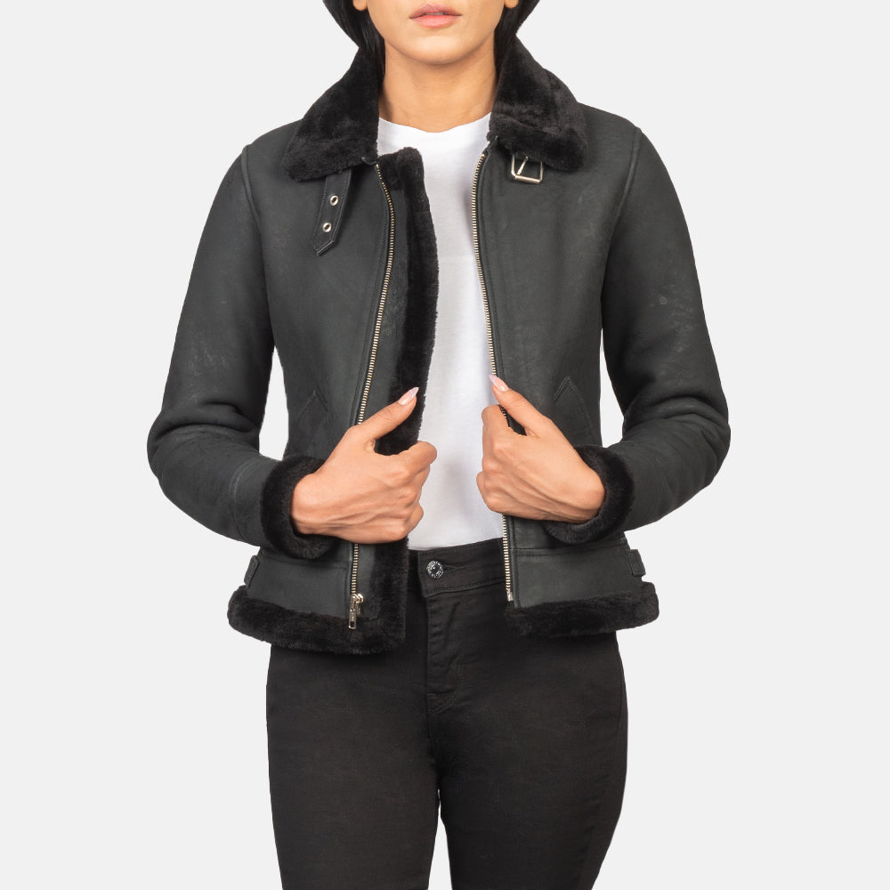 
Sherilyn B-3 Distressed Black Leather Bomber Jacket in Distressed Black Sheepskin Snuffed - Vista frontal e silhueta ajustada | Comprar online