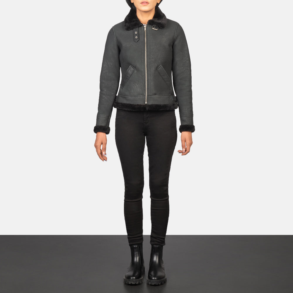 
Sherilyn B-3 Distressed Black Leather Bomber Jacket - Vista lateral mostrando o corte ergonómico de mangas