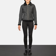 
Sherilyn B-3 Distressed Black Leather Bomber Jacket - Vista lateral mostrando o corte ergonómico de mangas