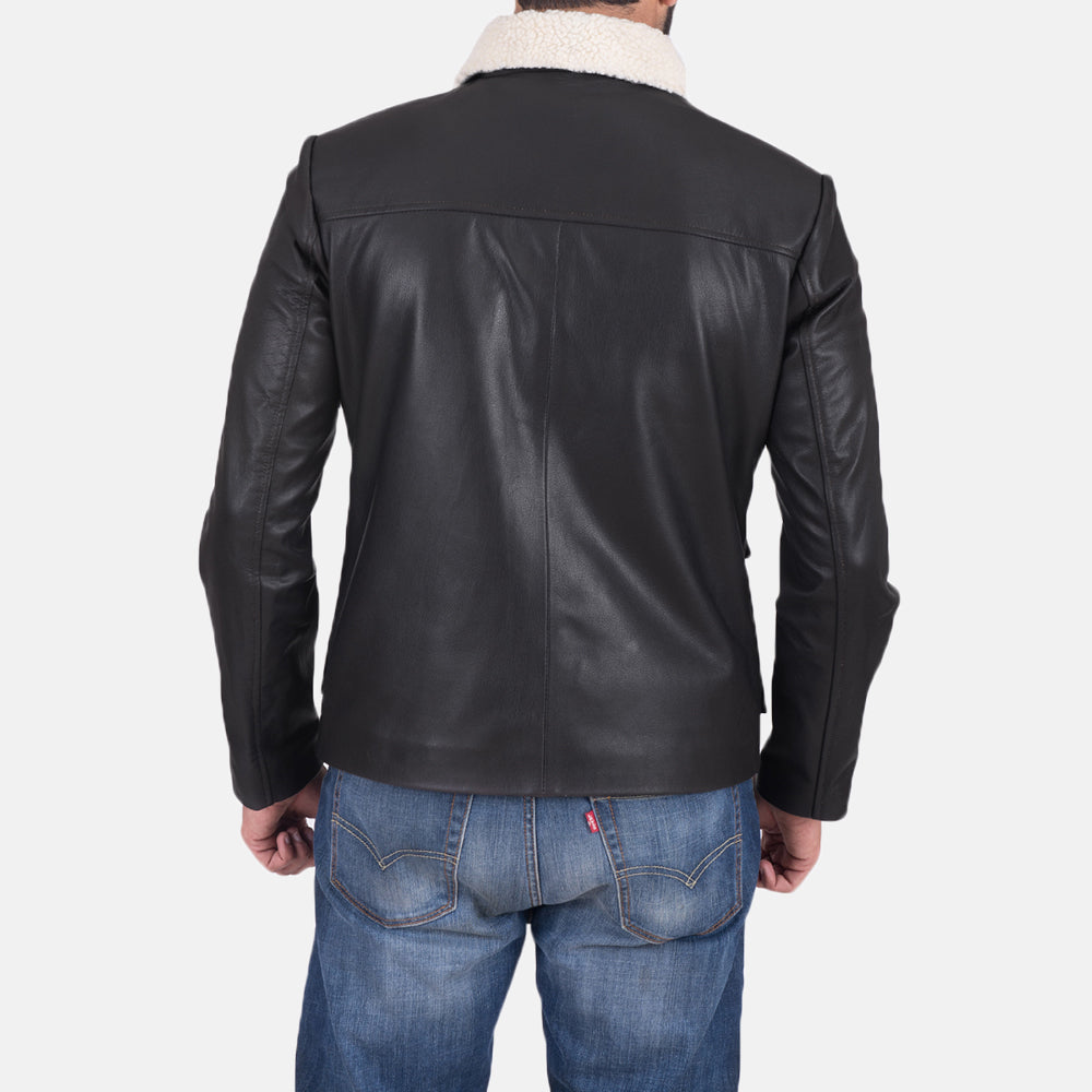 
Snow Cole Preto Jaqueta de Couro para Homem - Vista lateral mostrando o corte ergonómico de mangas